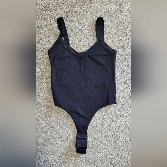 Dynamic black thong bodysuit - Picture 1 of 6